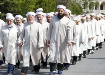 Cübbe, sarık ve tekbirle yürüdüler: ‘Şeriat is loading’ diye görüntüleri paylaştılar