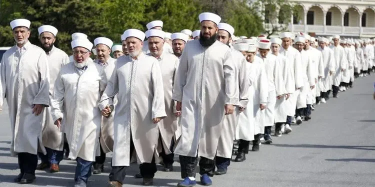 Cübbe, sarık ve tekbirle yürüdüler: ‘Şeriat is loading’ diye görüntüleri paylaştılar