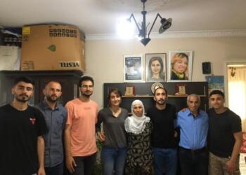 Sosyalist gençlerden Deniz Poyraz’ın ailesine ziyaret