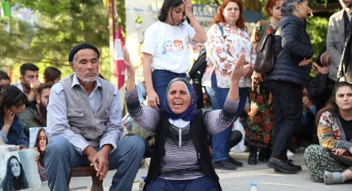 Doku ailesi oturma eylemi başlattı