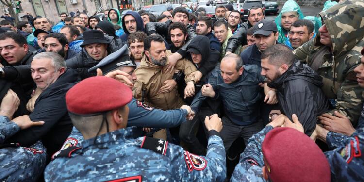 Dağlık Karabağ protestoları büyüyor: Muhalefet ‘grev’ çağrısı yaptı