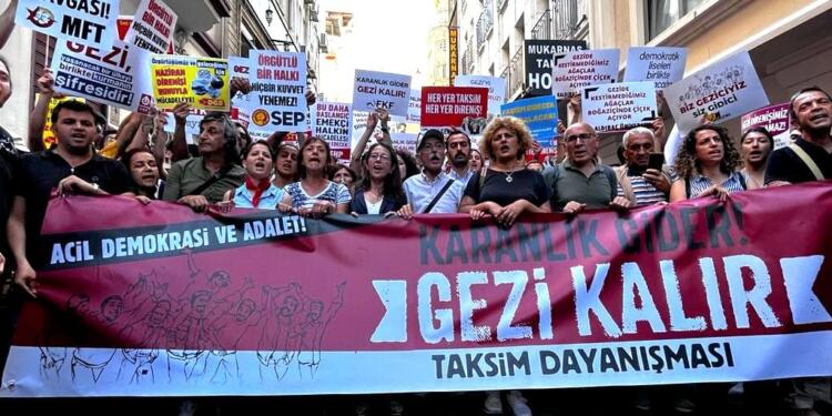 Ablukaya rağmen İstanbullular Gezi’nin yıldönümünde Taksim’e aktı