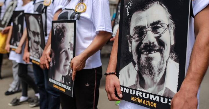 Madımak Oteli’ni yakmaya gelen iki kişinin ismi 9 yıl sonra anıttan kaldırıldı