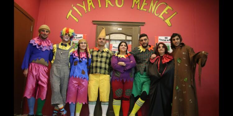 Tiyatro Mencel oyuncusu: Sahnelerde olmaya devam edeceğiz