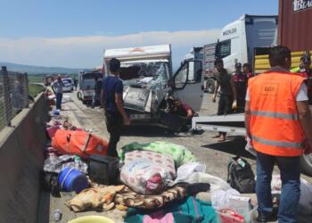 Tarım işçileri taşıyan kamyonet devrildi: 5’i ağır 15 yaralı