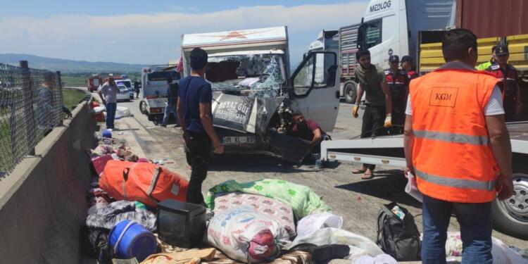 Tarım işçileri taşıyan kamyonet devrildi: 5’i ağır 15 yaralı