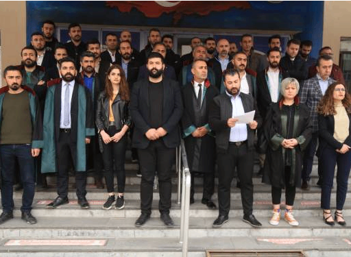 Avukat ve TMMOB temsilcilerinden protesto: Hakkari’yi barbarlara bırakmayacağız