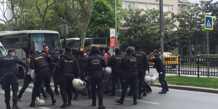 İstanbul’da 1 Mayıs: Taksim’e çıkmak isteyen onlarca kişi işkenceyle gözaltına alındı