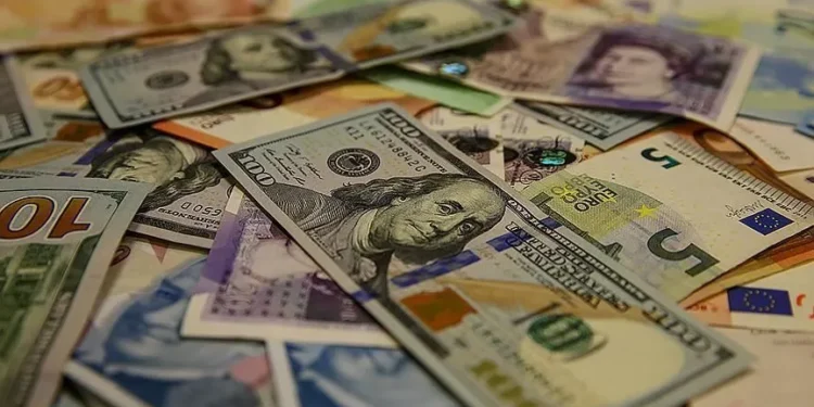 Euro 17,05 lirayla haftaya başladı: Sterlin 20.08 lirayı gördü