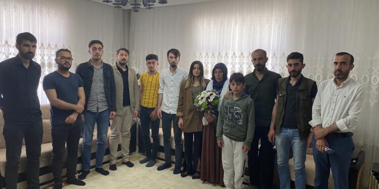 Gençlerden Anneler Günü’nde Emine Şenyaşar’a ziyaret