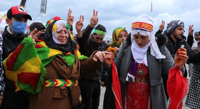 Newroz’da renkli flama suç, tercüman olmadan ifade almak serbest!