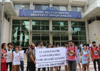 İzmir’de ulaşım zamlarına karşı toplanan imzalar belediyeye teslim edildi