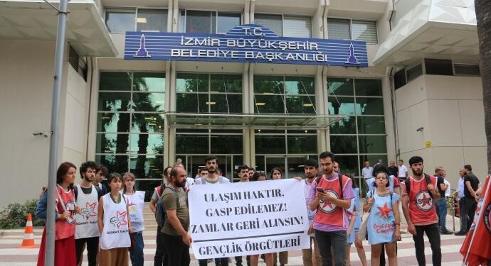 İzmir’de ulaşım zamlarına karşı toplanan imzalar belediyeye teslim edildi