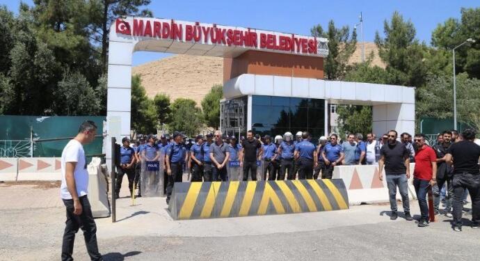 Kayyum resmi belgede sahtecilik yaparak 7 kişiyi işten atmış