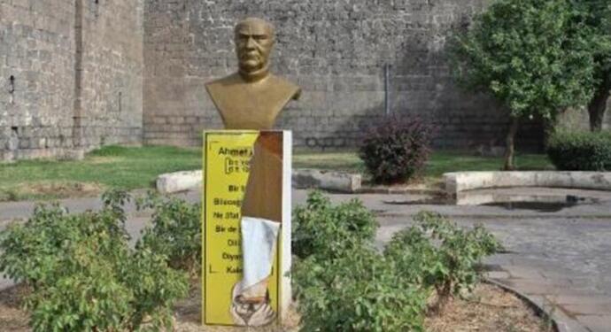 Ahmed Arif’in büstü tahrip edildi