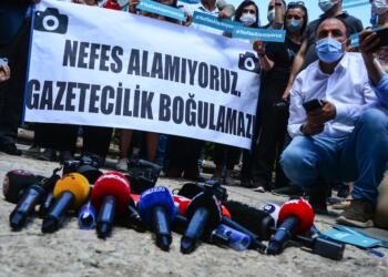 Gözaltına alınan gazeteciler tek kişilik hücrelerde tutuluyor