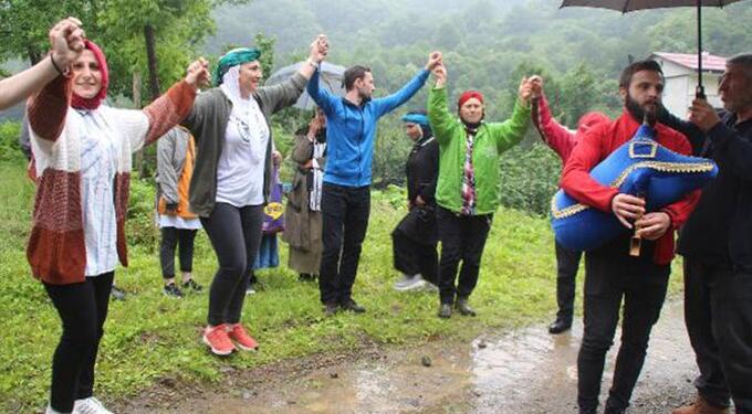 Rize’de taş ocağı projesi iptal edildi: Köylüler horon teperek kutladı