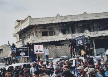 Türkiye'nin "Güvenli Bölge" iddiasıyla ele geçirdiği Serekaniye’de, Fransa’yı protesto gösterilerinde IŞİD bayrağı açılmıştı.