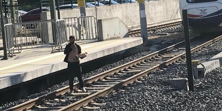 Simit tepsisine el konulan simitçi tren raylarına atladı: Muhabirimizin çekim yapması engellendi