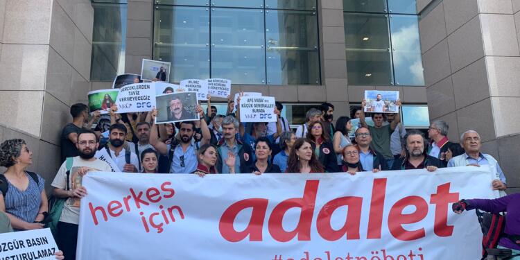 Hukukçular Adalet Nöbeti’ni tutuklu gazeteciler için gerçekleştirdi: Gazetecilerin kalemi kırılmaz