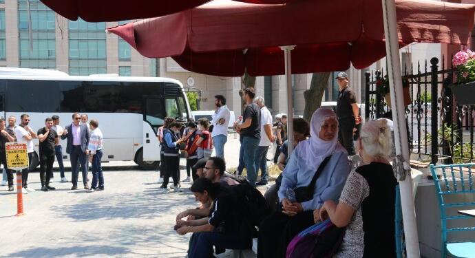 Darp edilerek gözaltına alınan tutuklu yakınları serbest