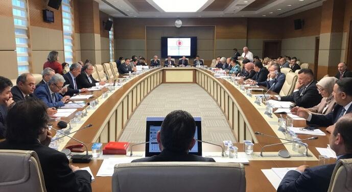 Dezenformasyon tasarısı görüşmeleri: AKP-MHP bildiğini okudu