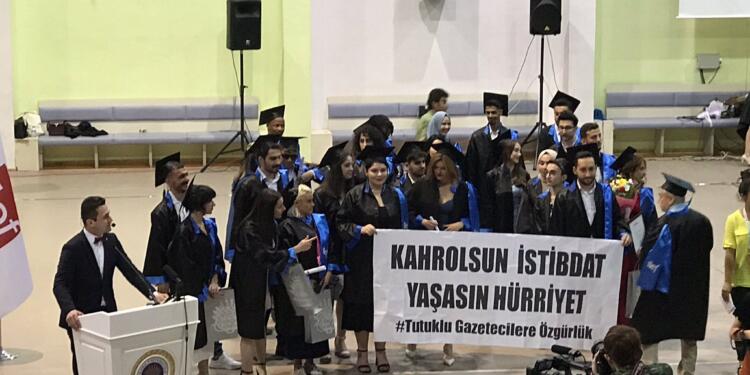 İLEF mezuniyetinde tutuklu gazetecilere destek pankartı