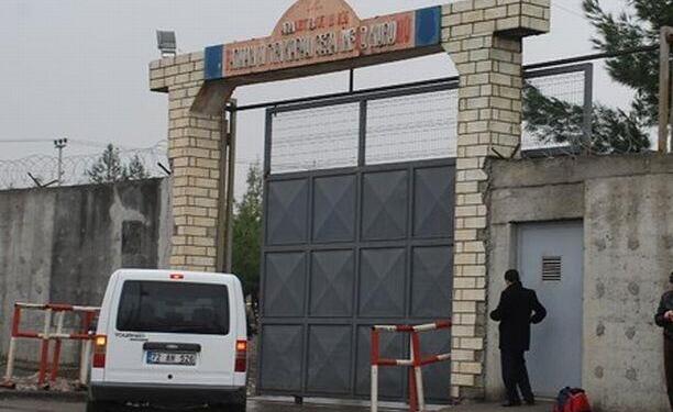 Kadın tutuklulara çıplak arama ve yalın ayak dayatması