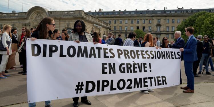 Fransız diplomatlar Macron’un reform planına karşı grevde