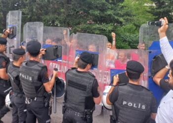 Sabancı önünde işe dönüş mücadelesi: Enerji işçileri tekrar gözaltına alındı