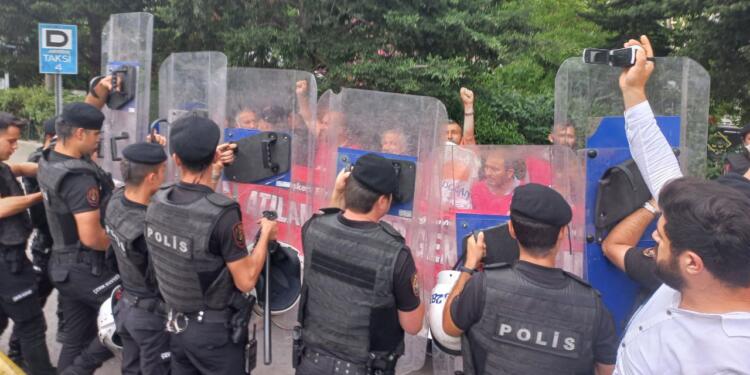 Sabancı önünde işe dönüş mücadelesi: Enerji işçileri tekrar gözaltına alındı