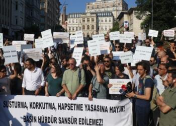 Gazeteciler sansür yasasına karşı sokaktaydı