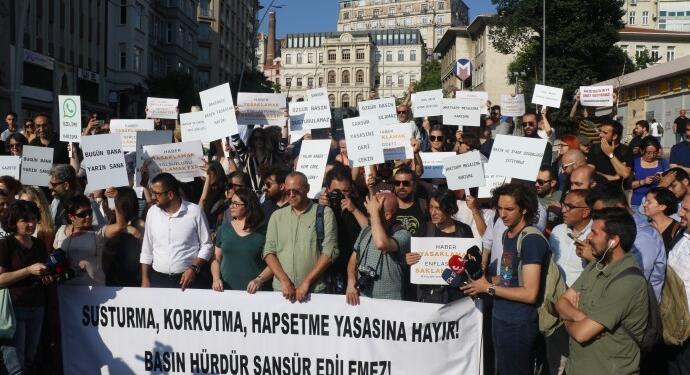 Gazeteciler sansür yasasına karşı sokaktaydı
