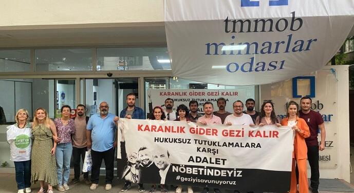 Gezi Davası’ndaki tutuklamaya karşı nöbet: Yargı siyasi iktidarın maşası olmasın