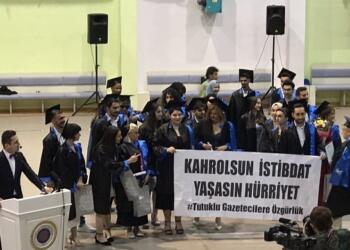 İletişim Fakültesi öğrencileri tutuklu gazeteciler için pankart açtı