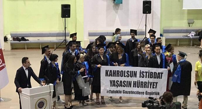 İletişim Fakültesi öğrencileri tutuklu gazeteciler için pankart açtı