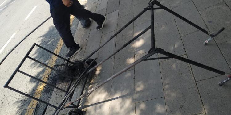 Atık işçisi Meclis önünde çekçekini yaktı: Zamlar yetti artık