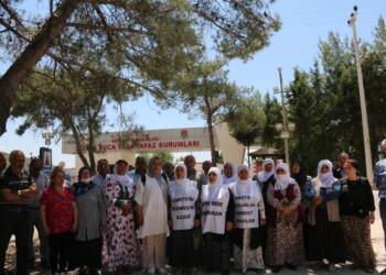 İzmir Buca Kırıklar Cezaevi önünde Adalet Nöbeti