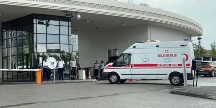 Sağlık Bakanlığı önünde ambulans şoförü kendini araca kilitledi