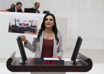 Meclis’te polisin ‘delil’lerini gösterdi: ‘Polisin, yargının aciz duruma düştüğünün göstergesi