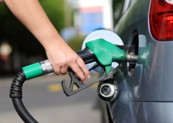 Benzinin litresi yarından itibaren 28,56 olacak!