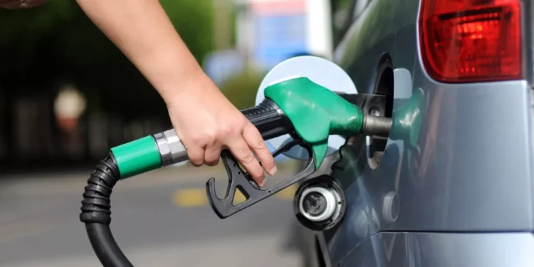 Benzinin litresi yarından itibaren 28,56 olacak!