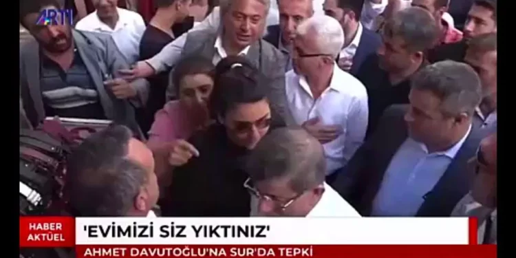 Sur’da Davutoğlu’na tepki: Siz bizim evimizi yıktınız!