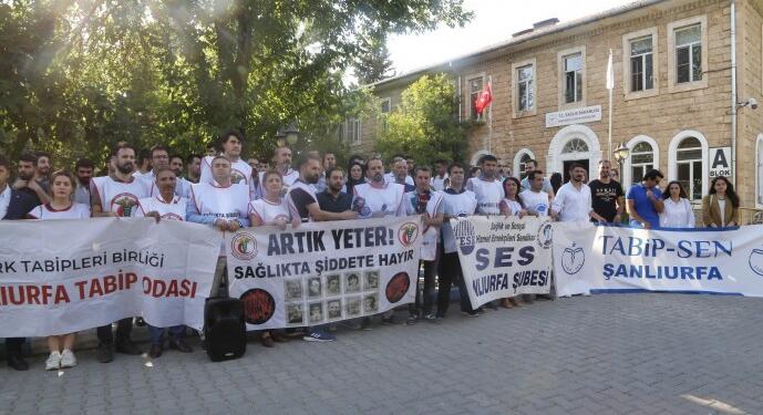 Diplomasını Urfa İl Sağlık Müdürlüğü önüne attı
