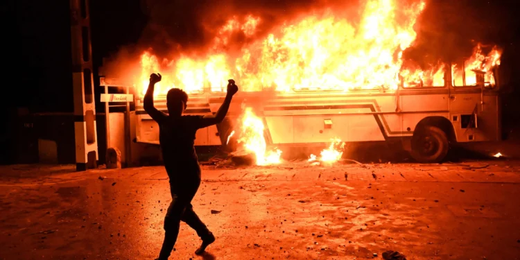 Sri Lanka’da aile diktatörlüğünde yaprak dökümü sürüyor