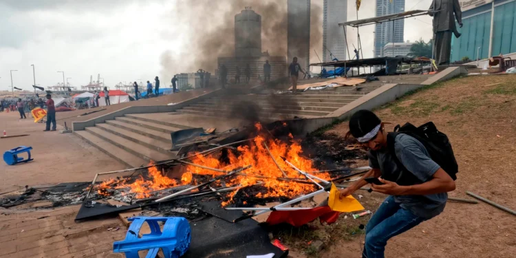 Sri Lanka başbakanı: Ekonomi çöktü