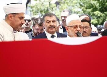 Fahrettin Koca’ya doktor Karakaya’nın cenazesinde protesto: İstifa et
