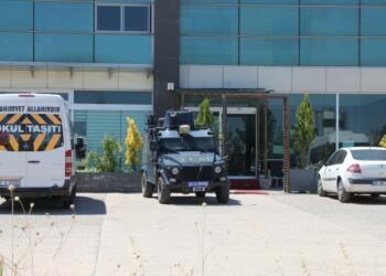 Piya ve Ari yapım 27 gündür polis ablukasında