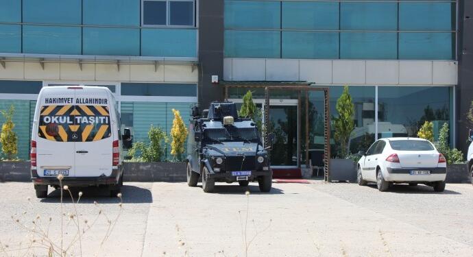 Piya ve Ari yapım 27 gündür polis ablukasında