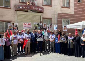 HDP önünde bekletilenlerin para kavgası